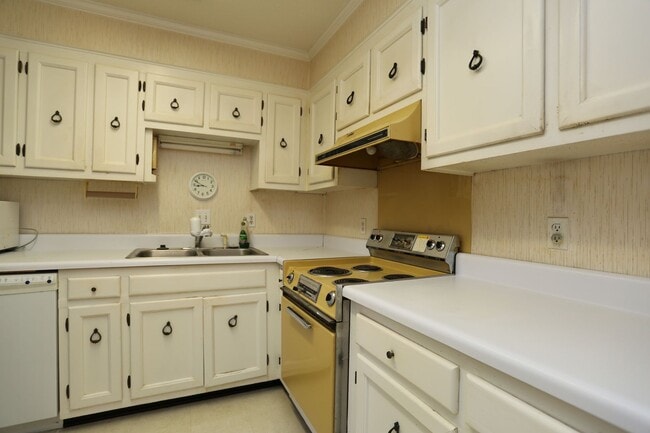 Building Photo - 2 Bedroom townhome