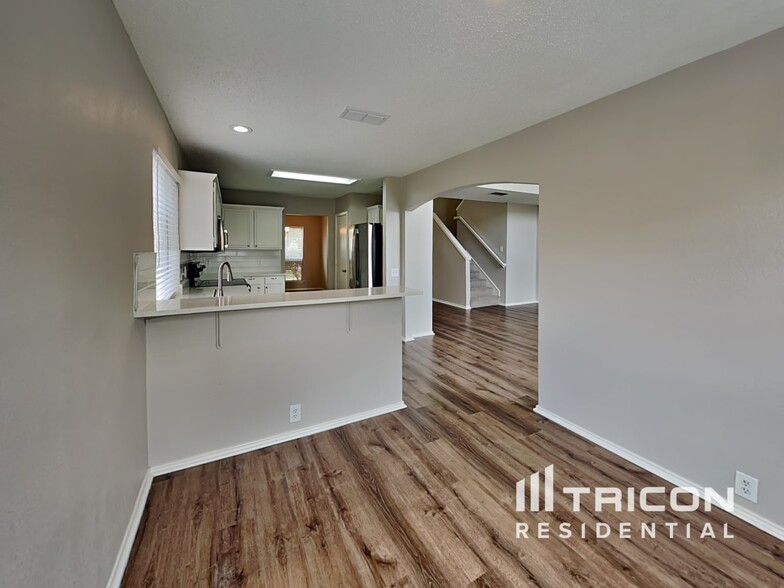 Building Photo - 5320 Tennis Villa Dr