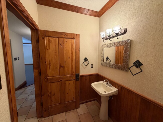 Building Photo - Beautiful 3 Bedroom Single Story Custom Home Plus Office Available Near Tramway Blvd NE & I-40!