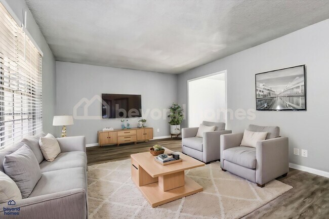 Building Photo - Beautifully Modernized Home with 3 bedroom / 2 full bath and 1,846 sq feet of space!