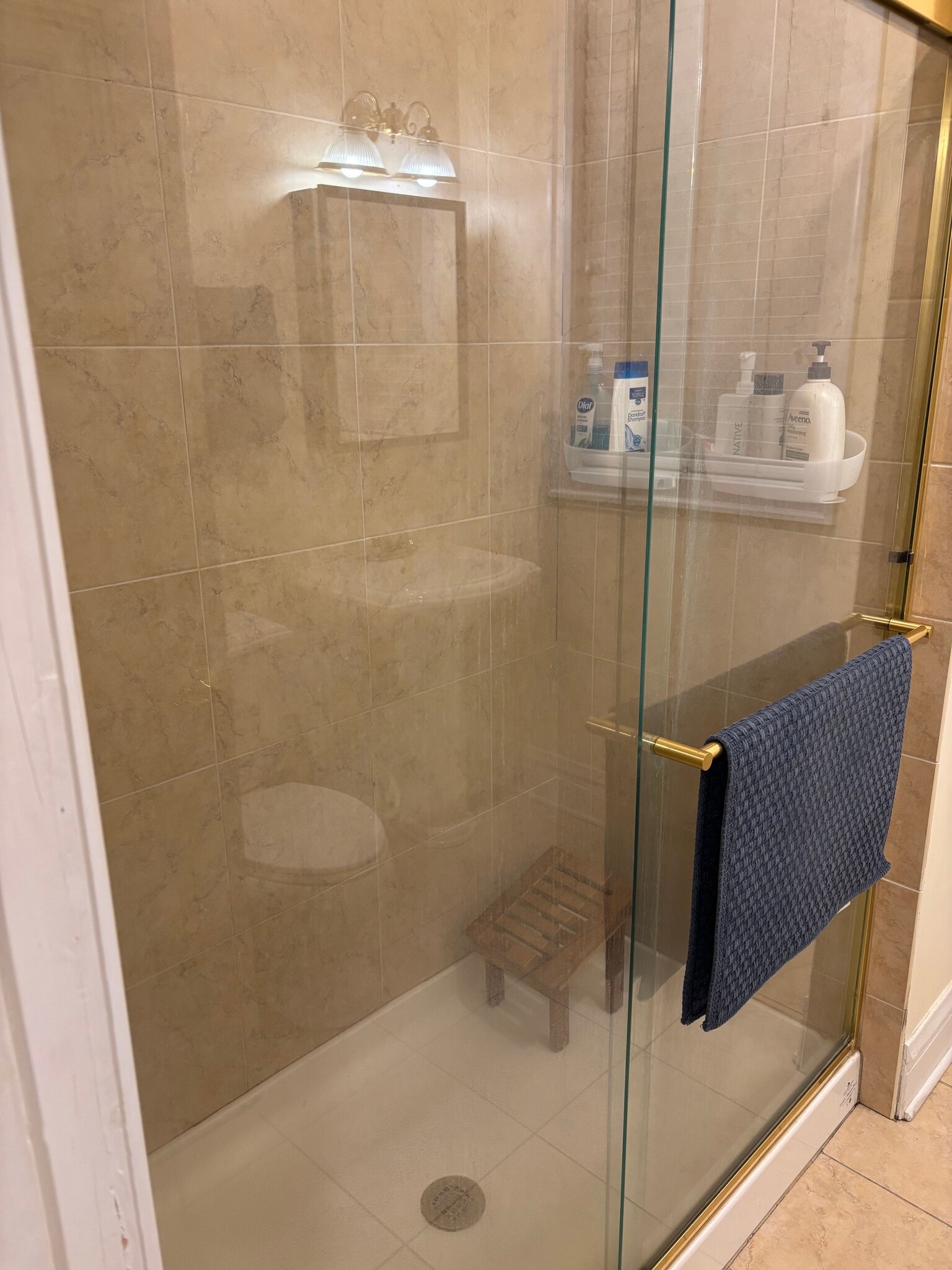 Bathroom - 4215 N Francisco Ave