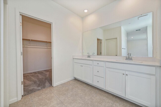 Building Photo - Fully Furnished Mid-term Rental