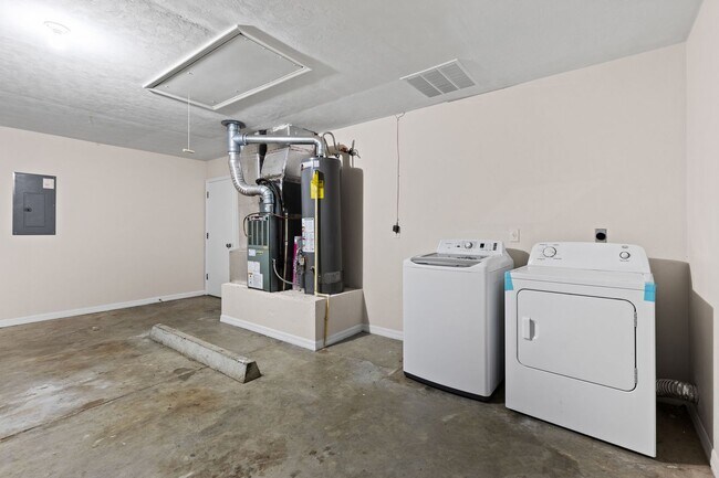 Building Photo - 3 Bedroom, 2 Bath Home in Broadmoor