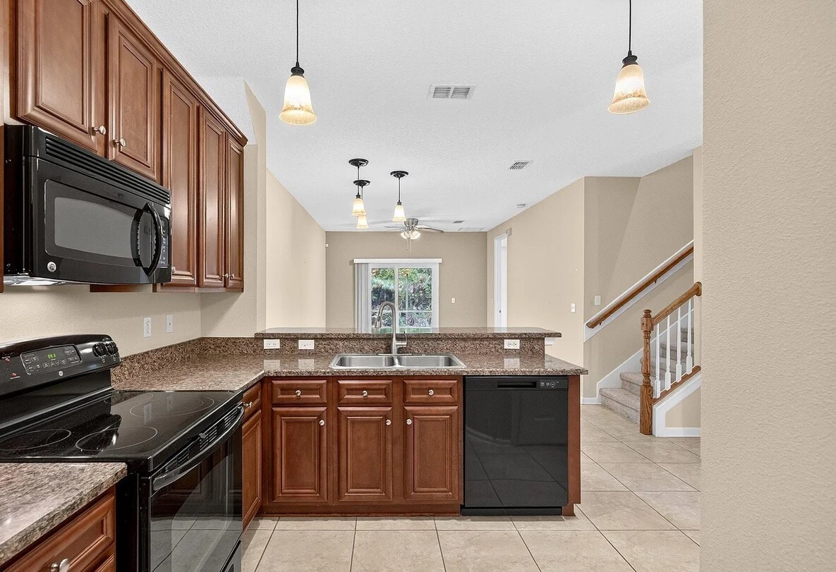 Building Photo - 72 Amistad Dr