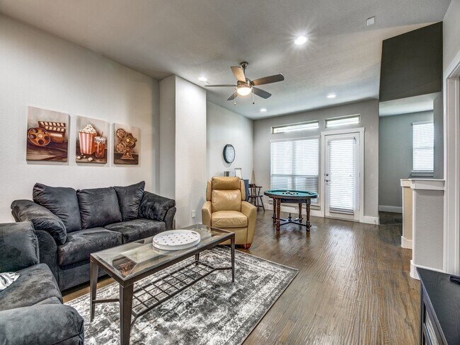 Building Photo - Rooftop Evenings, 3 bedroom 3 bath Condo. ...
