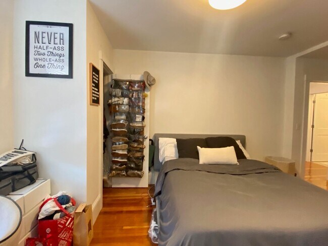 Building Photo - Nicely renovated 2 bed in Brookline.