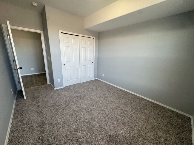 Building Photo - Move-In Ready Top-Floor Condo with New Flooring & Fresh Paint