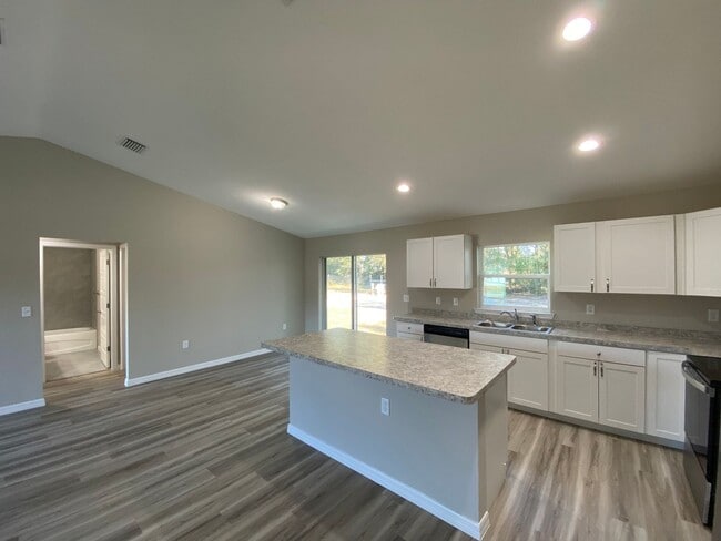 Building Photo - Custom Home - Desirable SE Ocala Neighborhood 3/2/2 **Won't Last**