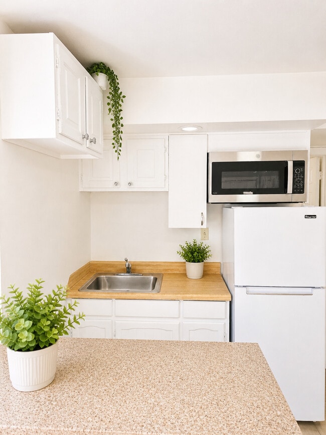 Building Photo - 575 Farmington Ave
