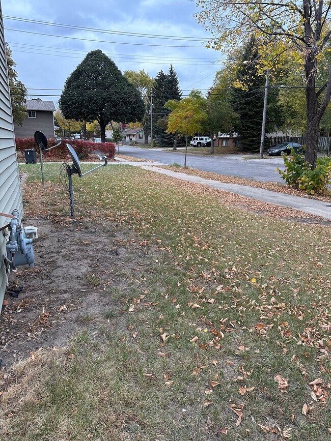 Side yard - 701 Tyler St NE
