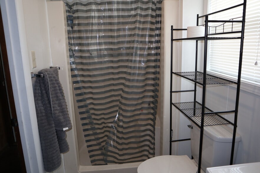 Building Photo - 831 6th St