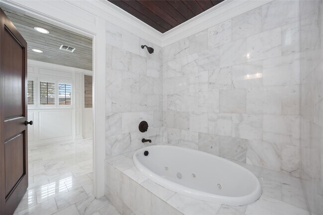 Building Photo - 4031 Fernwood Dr