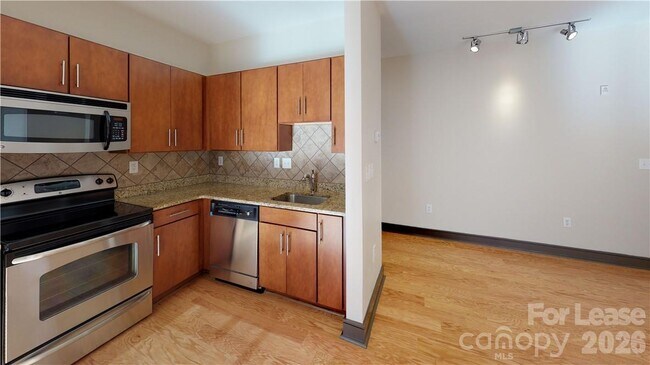 Building Photo - 2200 Lyndhurst Ave