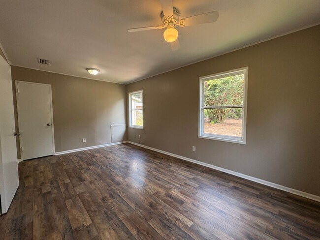 Building Photo - Amazing 3 Bed/1 Bath House FULLY remodeled with Central Air & Heat