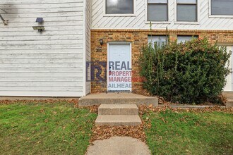 Building Photo - Well-Designed 2 Bedroom Townhome Near Camp Bowie