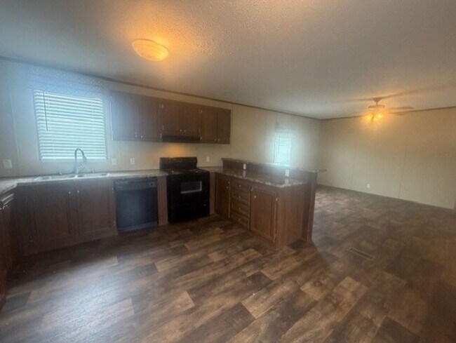 Building Photo - Look No Further!