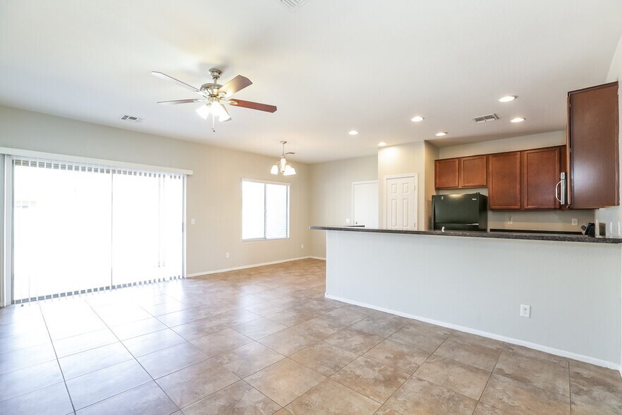 Building Photo - 7907 S 50th Ln