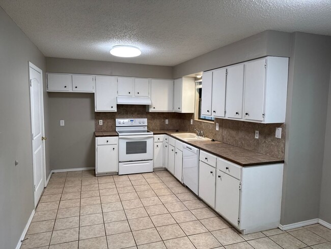 Building Photo - 3 Bedroom! 2 Baths! 2 Car Garage!  Kickapo...