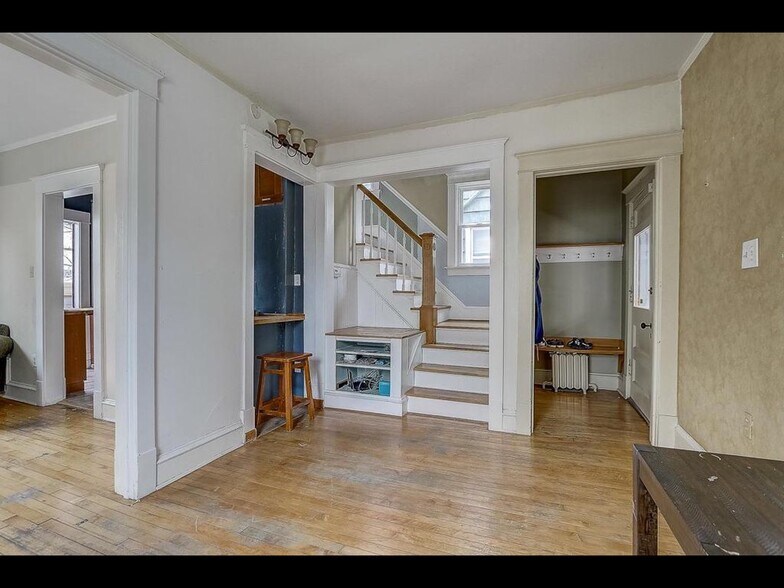 Building Photo - 1613 E Hartford Ave