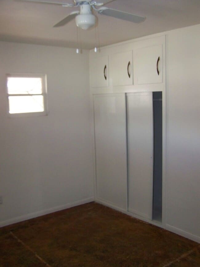 Building Photo - 2 Bed +1 Bath SINGLE FAMILY HOME + HUGE ba...