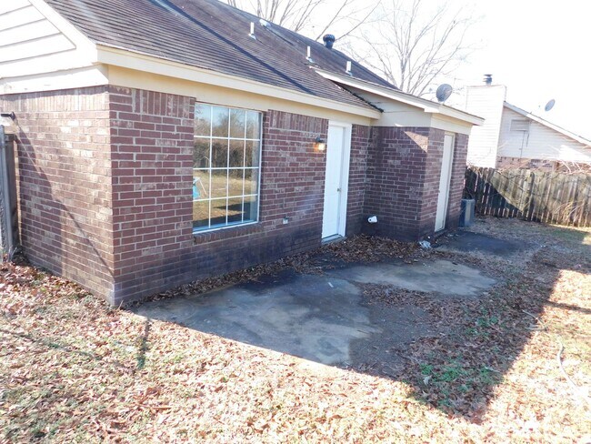 Building Photo - 5820 Briarwood - Ready for move in!!