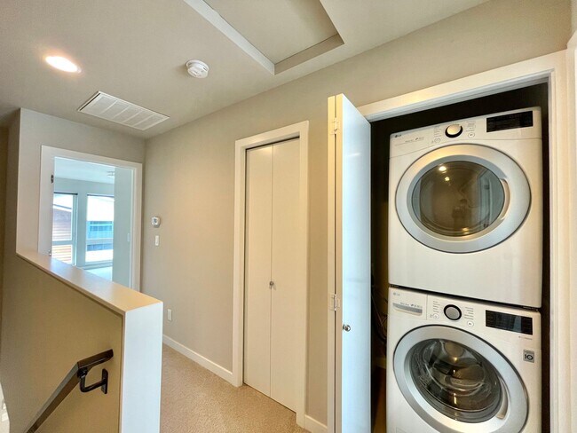 Building Photo - Great Townhome for rent