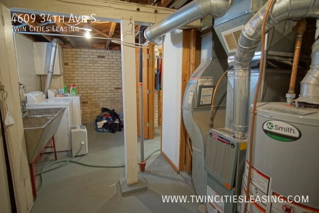 Building Photo - 4609 S 34th Ave