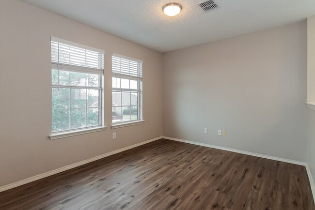 Building Photo - 813 Post Oak Trail