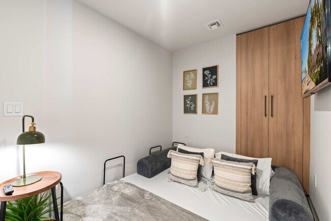 Building Photo - 121 NE 5th St