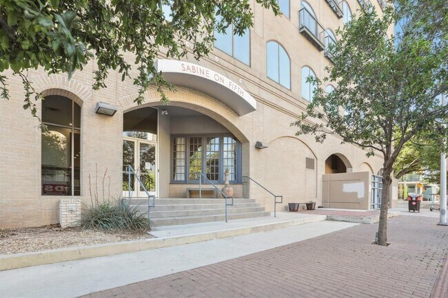 Building Photo - 507 Sabine St