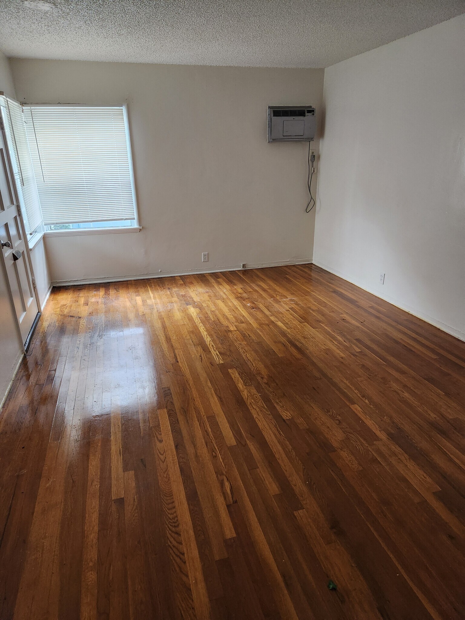Livingroom - 14460 Dickens St