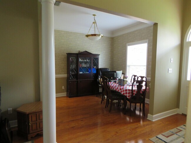 Building Photo - 8113 Glenmore Dr