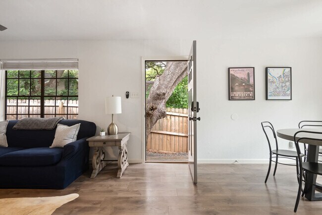 Building Photo - 802 Ramble Ln