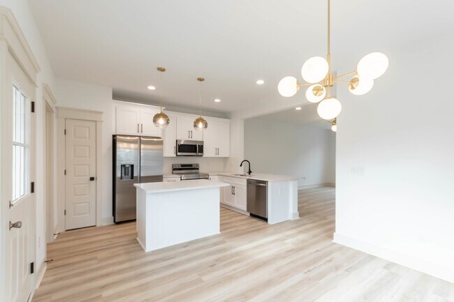 Building Photo - 2 Bed 2.5 Bath End Unit Townhome!