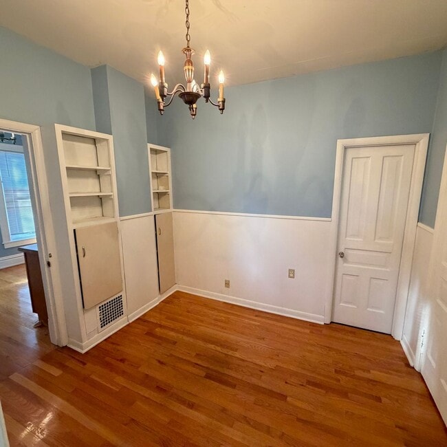 Building Photo - Spacious 4 Bedroom in Heritage Hill!