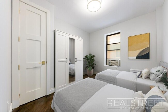 Building Photo - 4 bed | 3 Full Bath In Prime Brooklyn Heights