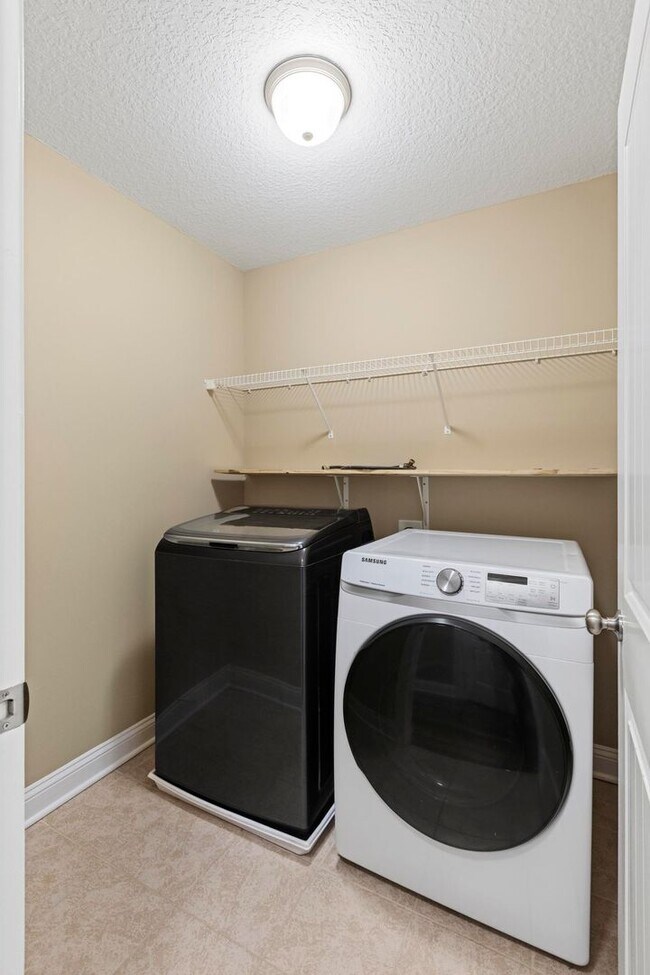 Building Photo - Large 5 bedroom home- don't miss this one!