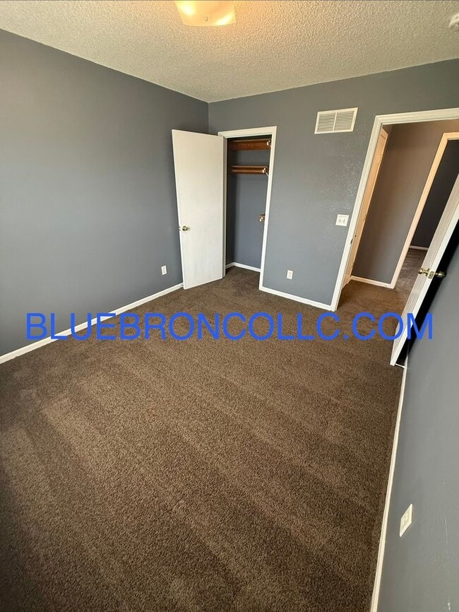 Building Photo - 621 Willow Ln