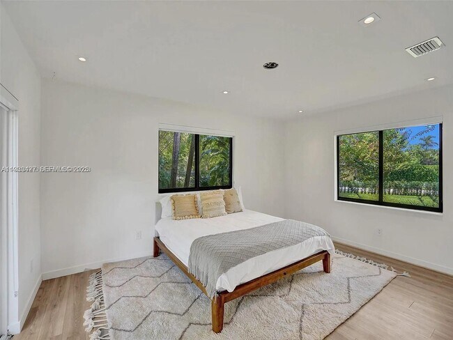 Building Photo - 5705 SW 60th Ave