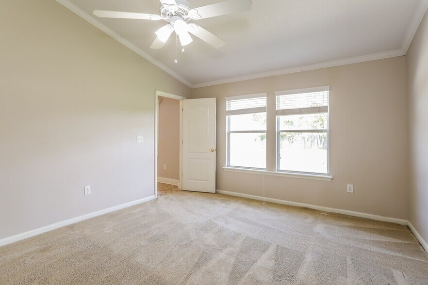 Building Photo - 2732 Woodsdale Dr