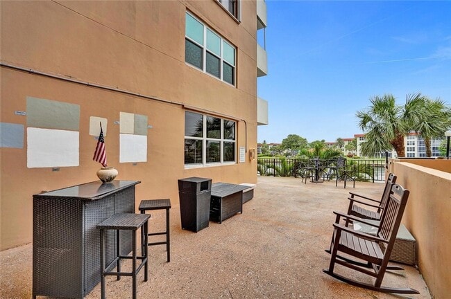 Building Photo - 1150 Hillsboro Mile Unit 1016