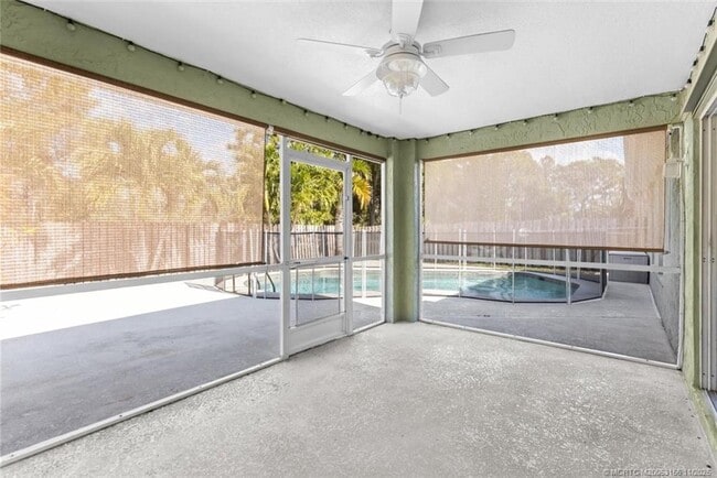 Building Photo - 920 NW Waterlily Pl