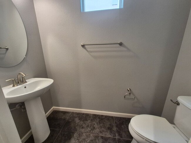 Building Photo - 4 Bedroom 2.5 bath Available now