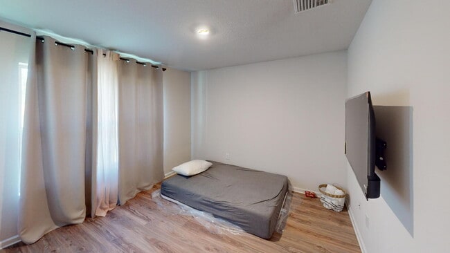 Building Photo - Modern Comfort Meets Flexibility in West P...