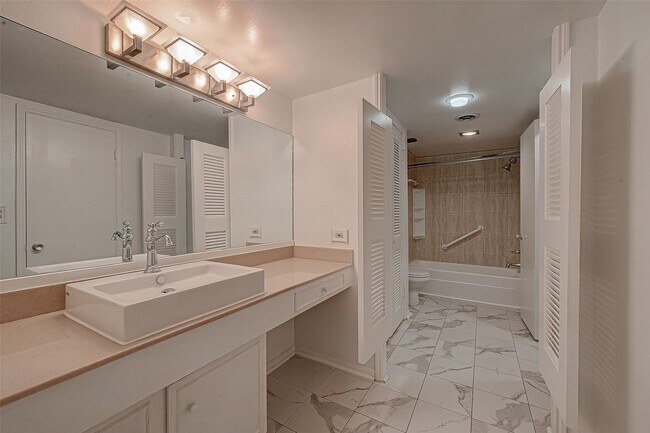Building Photo - 642 S Ripple Creek Dr