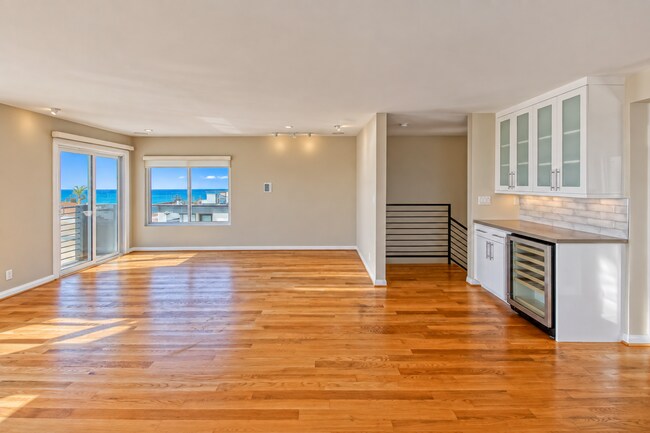 Building Photo - 4021 Crest Dr