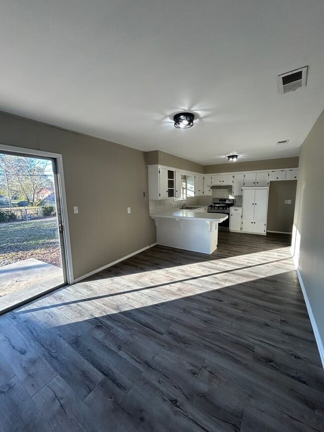 Building Photo - 3-Bedroom, 2-Bath Home in Prime Location!