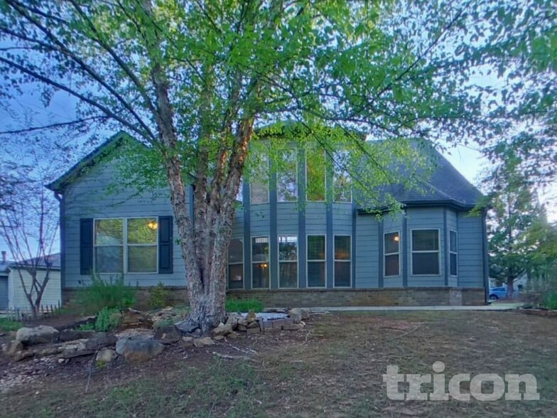 Building Photo - 222 High Ct Way