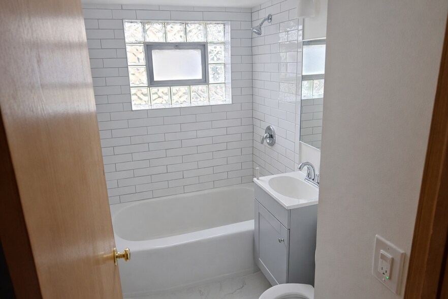 Building Photo - 5834 W Montrose Ave