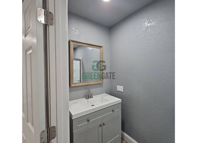 Building Photo - 3000 Carver Rd